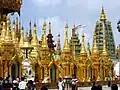 Rechts eine Nachbildung des Mahabodhi-Tempels