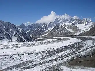 Kondusgletscher und der Bergrücken zwischen Kondus- und Kaberigletscher. Dahinter (rechts der Bildmitte) die Charakusa-Gruppe mit dem Link Sar (links)