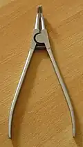 Sicherungsringzange (Spreizzange) in gewinkelter Ausführung zur Montage von Wellen-Sicherungsringen.
