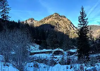 Almhütte von Siebenhütten im Winter vor dem Gernbergkopf
