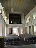 Kircheninneres mit Orgel
