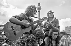 Junge Menschen mit Gitarre auf dem Alexanderplatz