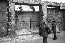 Reparatur an der Mauer, Heidestraße