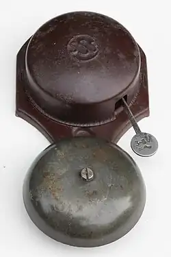 Türklingel „Läutewerk Treff“ von S.&nbsp;Siedle & Söhne, 1932; Detail: Hammer mit elektrischen Anschlusswerten