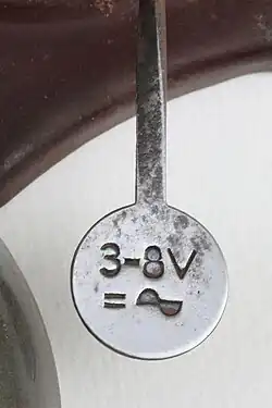 Türklingel „Läutewerk Treff“ von S.&nbsp;Siedle & Söhne, 1932; Detail: Hammer mit elektrischen Anschlusswerten