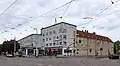 Wohnblock mit Eckgebäude am östlichen Ende