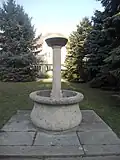 Brunnen inmitten der Siedlung Weißenböckstraße, 1110 Wien, Fritz Tiefenthaler