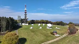Gipfelareal mit Sendetürmen, Parabolspiegeln und Sternwarte