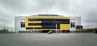Außenansicht der Arena mit altem Sponsorennamen