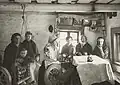 Ikonen unter der Decke auf einem Foto aus der Zeit zwischen 1935 und 1938