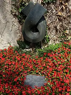 Sigismund Heinrich Alioth-De Bary (1907–1973), Ingenieur, Landrat in Arlesheim, Grab, Friedhof Bromhübel, Arlesheim. Grabplastik, 1974, von Albert Schilling (1904–1987)