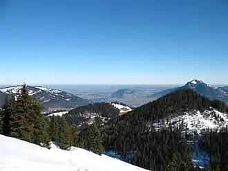 Das Sigiswanger Horn rechts präsentiert sich als ein bis zum Gipfel bewaldeter Kopf. Gleich dahinter der Grünten, links des Sigiswanger Horns das 121&nbsp;m niedrigere Ofterschwanger Horn (Bildmitte).
