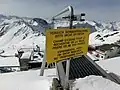 Schild auf dem Dach des ehemaligen Institutsgebäudes.