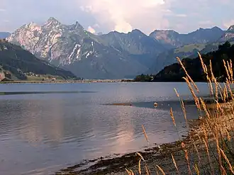 Fluebrig (links), von Gross am Sihlsee aus gesehen