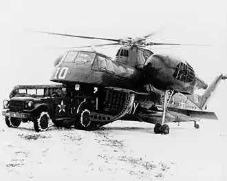 Eine H-37 wird mit einem Fahrzeug beladen
