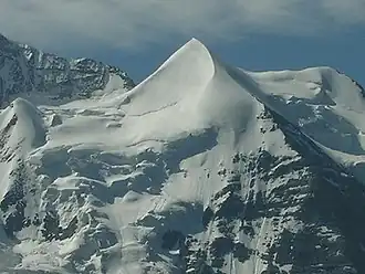 Nordschulter (3690 m ü. M.) des Silberhorns von Norden (spätestens 2007). Rechts das Goldenhorn, links vorne das Chly Silberhoren.
