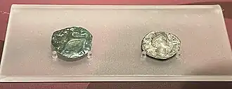 links: keltische Potinmünze aus dem 1. Jahrhundert v.&nbsp;Chr. rechts: römischer Denar aus dem 2. Jahrhundert n.&nbsp;Chr.