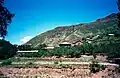Simatai Ost, (ehemalige) Siedlung nächst dem Eingang zur Simatai Great Wall Tourist Area (1997).[Anm. 3]