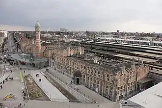 Empfangsgebäude und Haupteingang des Bahnhofs