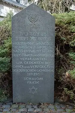 Gedenkstein für die Synagoge auf dem heutigen Parkplatz am ehemaligen Standort der Synagoge
