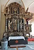 Linker Seitenaltar, links davor spätgotisches Taufbecken, rechts dahinter die Kanzel