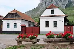 Die traditionellen Dörfer Hollókő und Rimetea und ihre Umgebungen