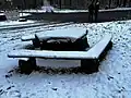 Sitzgruppe an den Drei Eichen mit Ruhebänken und einem steinernen Tisch