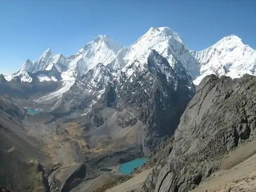 Siula Grande (2. von rechts)
