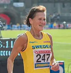 Siv Karlström trägt das gelbe schwedische Nationaltrikot.
