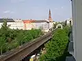 Hochbahntrasse über der Skalitzer Straße, im Hintergrund der U-Bahnhof Görlitzer Bahnhof, 2004