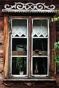 Sechsteiliges Fenster eines Kurpie Hauses