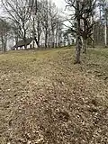 Skihütte vom Fuße der Abfahrt aus gesehen