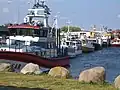 Der Yachthafen, im Vordergrund das Seenotrettungsschiff Gad Rausing