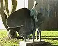Flötenspieler mit Stier, Bronze, 1962, von Karl Heinz Engelin vor dem Haus der Jugend