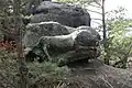 Eine der beiden Löwen-Skulpturen am südlichen Gipfelfelsen