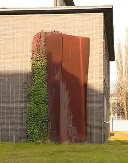 Skulptur Der Schild von Hannes Meinhard am Landeskriminalamt Niedersachsen