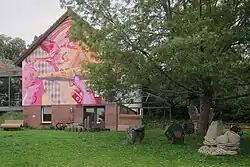 Skulpturengarten und bemalte Giebelwand