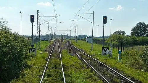 Staatsgrenze Slowakei–Ukraine. Der Grenzstein, zwei Grenzsäulen und ein Zaun mit Videoüberwachung.
