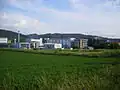Die Fabrikanlagen der Evonik Fermas, s.r.o und Biotika in der Nähe des Ortes