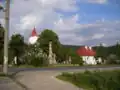 Blick auf die Kirche im Ort