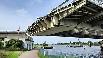 Für die Drehbewegung sind die Trägerenden und Widerlager als Kreisbogen ausgeführt
