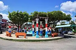 Ein kleiner Park vor der Polizeistation