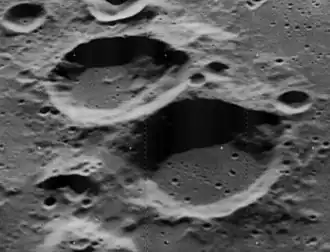 Scobee vorne und dahinter Smith, Blickrichtung west (LRO-Aufnahme)