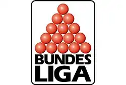 Logo der 1. Snooker-Bundesliga. Abgebildet ist die dreieckige Startformation der 15 roten Bälle. Darunter der Schriftzug "Bundesliga".