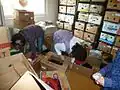 Freiwillige Mitarbeiter einer tschechischen Diözesan-Caritas reinigen den Second-Hand-Kleiderschrank.