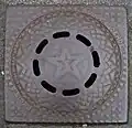 Schachtdeckel in Soest. Das Firmenzeichen in der Mitte stellt wohl ein doppeltes E für „Eisengießerei Eberswalde“ dar.