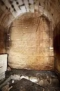 Imitiertes Mauerwerk und Tonnengewölbe im Hauptraum