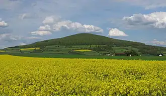 Blick vom zwischen Oberufhausen und Unterweisenborn liegenden Witfeld nordostwärts zum Soisberg