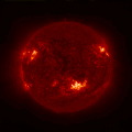 Überblendung von Aufnahmen des Full Sun Imager bei Wellenlängen von 17,4&nbsp;nm (gelb) und 30,4&nbsp;nm (rot)