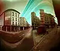 Solargraphie mit den Sonnenbahnen in der Zeit von Juli 2018 und Mai 2019 in einer Straße in Valladolid, Spanien